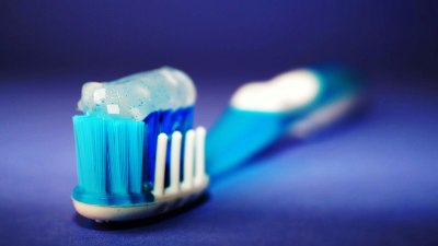 Zahnzusatzversicherung für professionelle Zahnreinigung: Unterstützen Sie Ihre Zähne mit der richtigen Zahnpasta