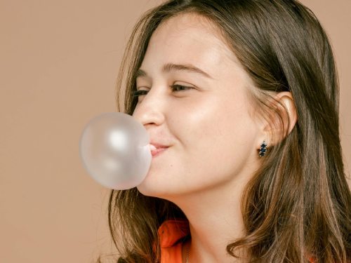 Tipps zur Zahnpflege bei Brücken: Kein Kaugummi kauen. Und für die Kosten beim Zahnarzt kommt die Zahnzusatzversicherung CEZE auf.